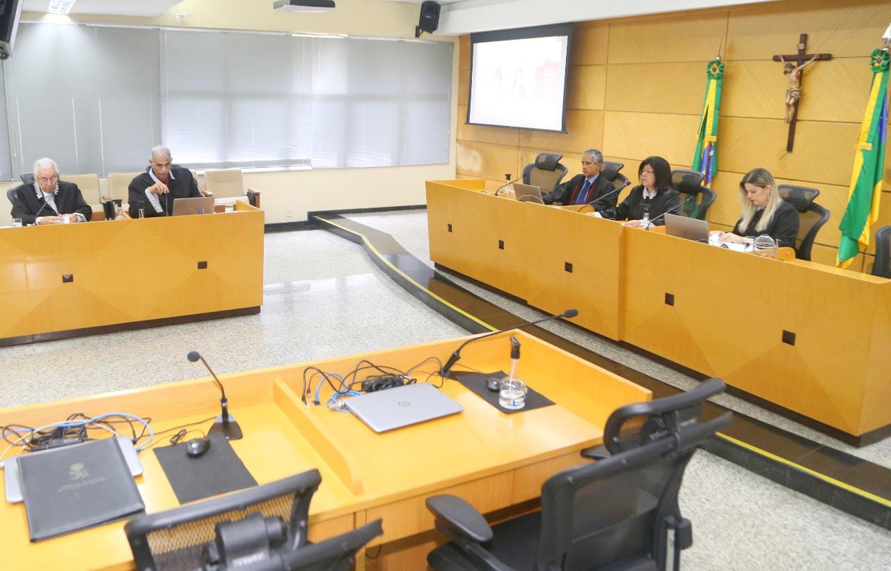 Conselheiros julgam processos em sessão da Segunda Câmara do TCE