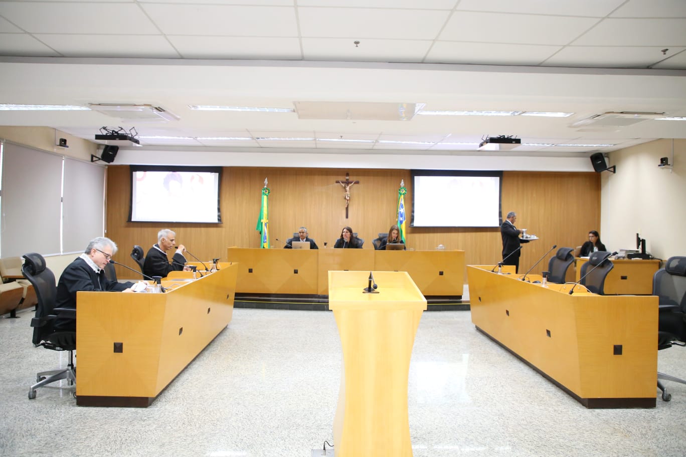 Conselheiros julgam processos em sessão da Primeira Câmara do TCE 